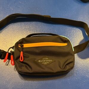 Sherpani Hyk, Small Sling Bag